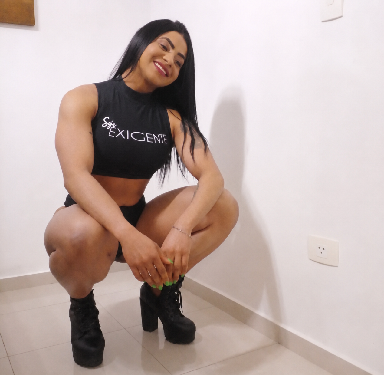 De agachamento, look completo preto Seja Exigente