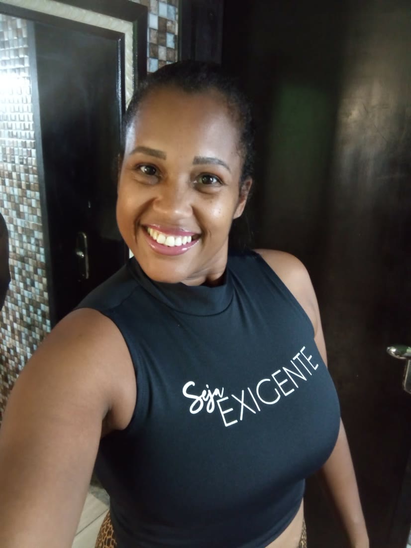 Sorriso de quem veste a decisão: o top preto Seja Exigente