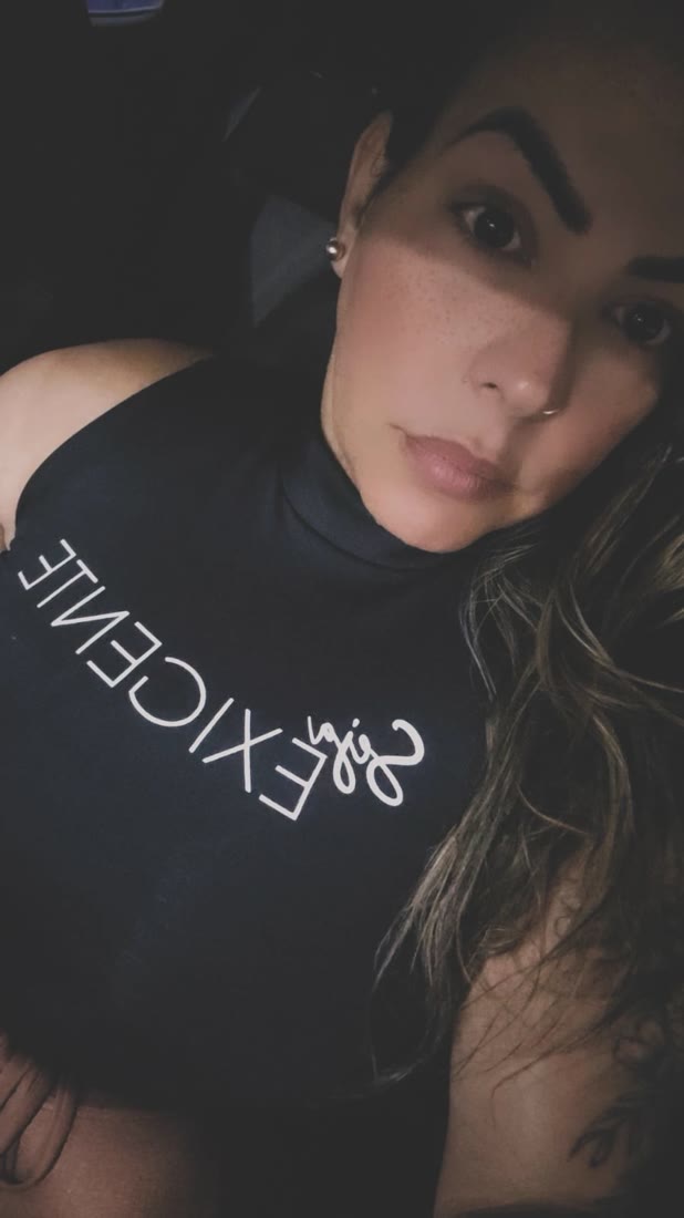 Selfie no carro, meia-luz: o top preto Seja Exigente