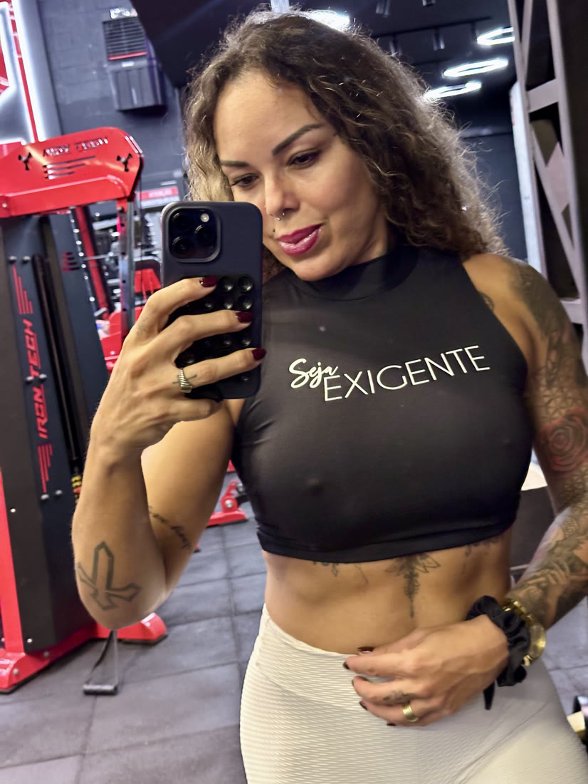 Espelho da academia: o top preto Seja Exigente com legging clara