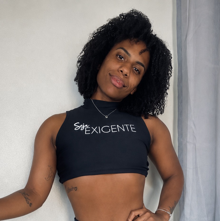 Cliente vestindo o top preto Seja Exigente — 'Sextou bem exigente'