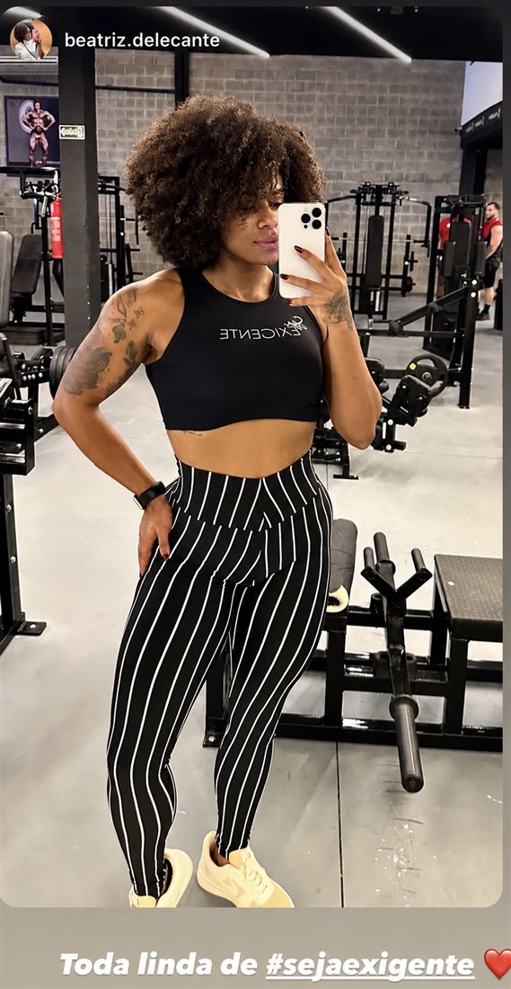 Look completo da marca: top preto e legging listrada