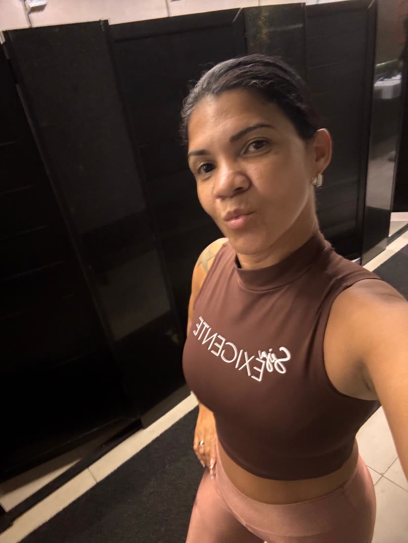 Selfie no vestiário com o top Seja Exigente marrom