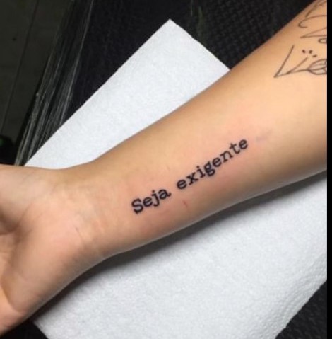 Tatuagem recém-feita no antebraço, a pele ainda marcada pela sessão